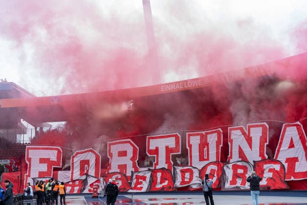 Deutschland: Fussball 2. Bundesliga, 27. Spieltag 2025 2026, Eintracht Braunschweig - Fortuna Düsseldorf am 14.03. in Braunschweig (Eintracht-Stadion): Fans, Spruchband, Fahne, Transparent, Pyro, Pyrotechnik, Fortuna Düsseldorf