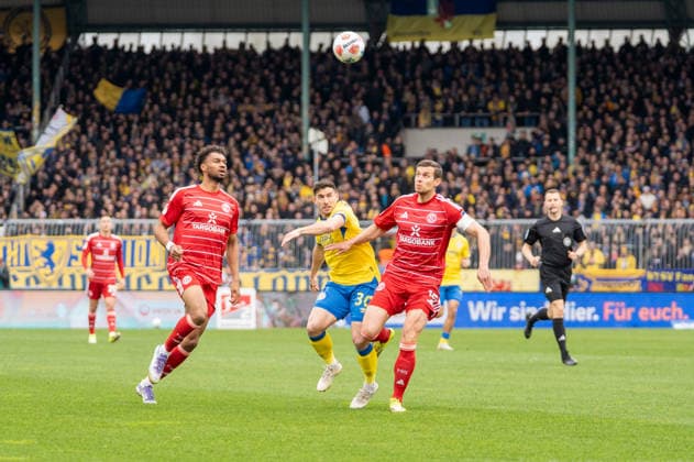 Deutschland: Fussball 2. Bundesliga, 27. Spieltag 2025 2026, Eintracht Braunschweig - Fortuna Düsseldorf am 14.03. in Braunschweig (Eintracht-Stadion): Robin Heußer (Eintracht Braunschweig 30) Tim Oberdorf (Fortuna Düsseldorf 15) Elias Egouli (Fortuna Düsseldorf 44)