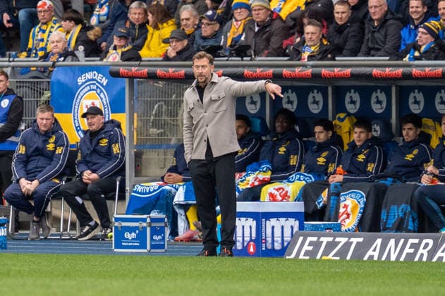 Deutschland: Fussball 2. Bundesliga, 27. Spieltag 2025 2026, Eintracht Braunschweig - Fortuna Düsseldorf am 14.03. in Braunschweig (Eintracht-Stadion): Lars Konetka (Eintracht Braunschweig Trainer)
