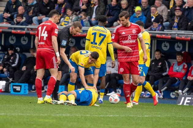 Deutschland: Fussball 2. Bundesliga, 27. Spieltag 2025 2026, Eintracht Braunschweig - Fortuna Düsseldorf am 14.03. in Braunschweig (Eintracht-Stadion): Verletzung Johan Gomez (Eintracht Braunschweig 44)