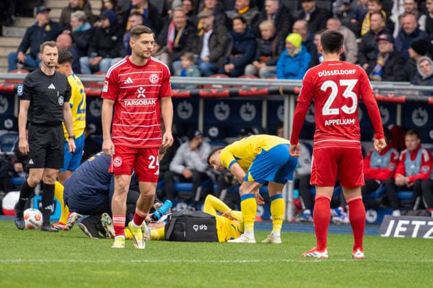 Deutschland: Fussball 2. Bundesliga, 27. Spieltag 2025 2026, Eintracht Braunschweig - Fortuna Düsseldorf am 14.03. in Braunschweig (Eintracht-Stadion): Verletzung Johan Gomez (Eintracht Braunschweig 44)