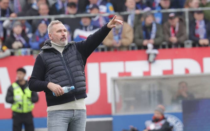 Trainer Tim Walter (Holstein Kiel) Fussball, Herren, Saison 2025 2026, 2.BL, Holstein Stadion, Holstein Kiel gegen 1.FC Nuernberg DFL REGULATIONS PROHIBIT ANY USE OF PHOTOGRAPHS AS IMAGE SEQUENCES AND OR QUASI-VIDEO.