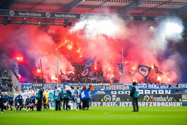 14.03.2026 - Fußball, 2025 2026, 2. Bundesliga, 26. Spieltag, DSC Arminia Bielefeld - SC Paderborn 07: Fans (Paderborn) mit Pyrotechnik DFL REGULATIONS PROHIBIT ANY USE OF PHOTOGRAPHS AS IMAGE SEQUENCES AND OR QUASI-VIDEO.