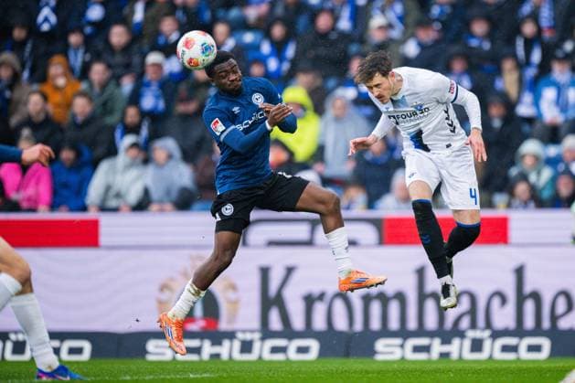 14.03.2026 - Fußball, 2025 2026, 2. Bundesliga, 26. Spieltag, DSC Arminia Bielefeld - SC Paderborn 07: (L-R) Tim Handwerker (Bielefeld), Calvin Brackelmann (Paderborn) DFL REGULATIONS PROHIBIT ANY USE OF PHOTOGRAPHS AS IMAGE SEQUENCES AND OR QUASI-VIDEO.