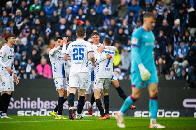 14.03.2026 - Fußball, 2025 2026, 2. Bundesliga, 26. Spieltag, DSC Arminia Bielefeld - SC Paderborn 07: Jubeltraube nach dem vermeintlichen Tor zum 0:1 von Filip Bilbija (Paderborn), (M) Stefano Marino (Paderborn), (R) Jonas Kersken (Bielefeld) DFL REGULATIONS PROHIBIT ANY USE OF PHOTOGRAPHS AS IMAGE SEQUENCES AND OR QUASI-VIDEO.