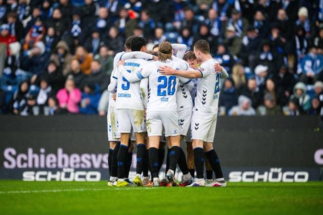 14.03.2026 - Fußball, 2025 2026, 2. Bundesliga, 26. Spieltag, DSC Arminia Bielefeld - SC Paderborn 07: Jubeltraube nach dem vermeintlichen Tor zum 0:1 von Filip Bilbija (Paderborn) DFL REGULATIONS PROHIBIT ANY USE OF PHOTOGRAPHS AS IMAGE SEQUENCES AND OR QUASI-VIDEO.