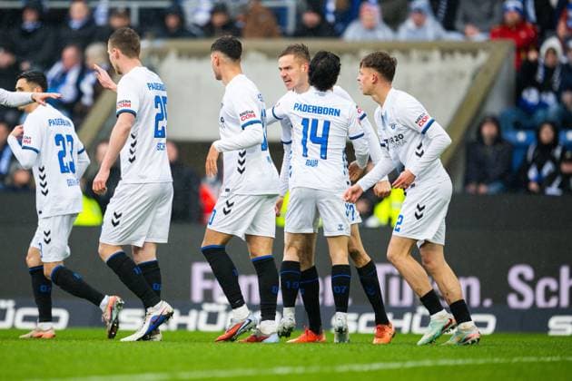 14.03.2026 - Fußball, 2025 2026, 2. Bundesliga, 26. Spieltag, DSC Arminia Bielefeld - SC Paderborn 07: Jubeltraube nach dem vermeintlichen Tor zum 0:1 von (M) Filip Bilbija (Paderborn) DFL REGULATIONS PROHIBIT ANY USE OF PHOTOGRAPHS AS IMAGE SEQUENCES AND OR QUASI-VIDEO.
