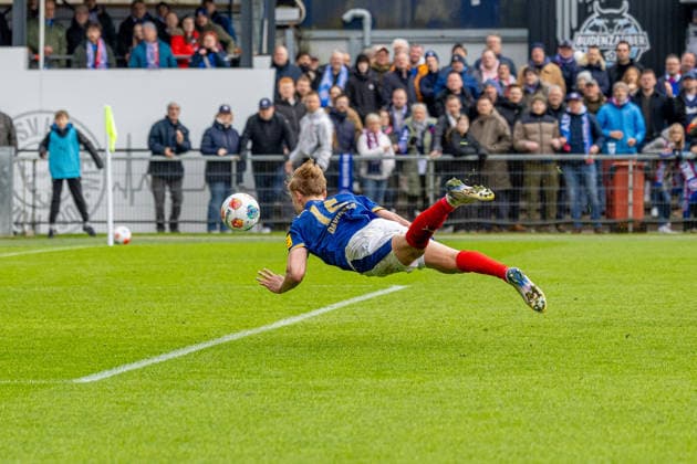 14.03.2026 Fußball 2. Bundesliga Männer Saison 2025 2026 26. Spieltag KSV Holstein Kiel - 1. FC Nürnberg (Kiel in Blau, Nürnberg in Weiß) Der 2:2 Ausgleich durch den Kieler Kasper Davidsen in der Nachspielzeit der ersten Halbzeit Kiel Holstein-Stadion, Westring 501 Schleswig Holstein Deutschland