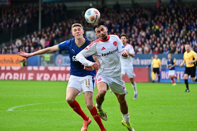 14.03.2026, Fußball, Herren, 2.BL (Bundesliga), Saison 2025 2026, Holstein Kiel - 1. FC Nürnberg, 26. Spieltag Alexander Bernhardsson gegen Berkay Yilmaz Kiel, Holstein-Stadion Holstein-Stadion Schleswig-Holstein Deutschland