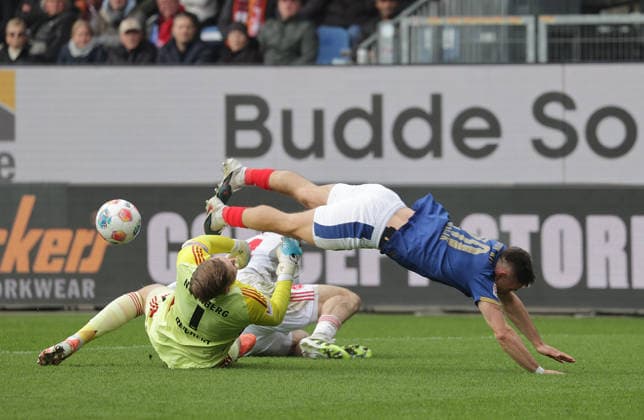 Adrian Kapralik (Holstein Kiel), Luka Lochoshvili (1.FC Nuernberg), Torhueter Jan Reichert (1.FC Nuernberg) Fussball, Herren, Saison 2025 2026, 2.BL, Holstein Stadion, Holstein Kiel gegen 1.FC Nuernberg DFL REGULATIONS PROHIBIT ANY USE OF PHOTOGRAPHS AS IMAGE SEQUENCES AND OR QUASI-VIDEO.