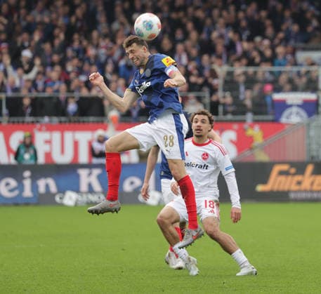 Jonas Meffert (Holstein Kiel), Rafael Lubach (1.FC Nuernberg) Fussball, Herren, Saison 2025 2026, 2.BL, Holstein Stadion, Holstein Kiel gegen 1.FC Nuernberg DFL REGULATIONS PROHIBIT ANY USE OF PHOTOGRAPHS AS IMAGE SEQUENCES AND OR QUASI-VIDEO.