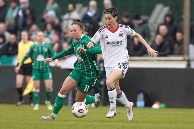v.li.: Maja Sternad (SV Werder Bremen, 11) und Sara Doorsoun Khajeh (Eintracht Frankfurt, 23) im Zweikampf, Duell, Dynamik, Aktion, Action, Spielszene, DIE DFB-RICHTLINIEN UNTERSAGEN JEGLICHE NUTZUNG VON FOTOS ALS SEQUENZBILDER UND ODER VIDEOÄHNLICHE FOTOSTRECKEN. DFB REGULATIONS PROHIBIT ANY USE OF PHOTOGRAPHS AS IMAGE SEQUENCES AND OR QUASI-VIDEO., 14.03.2026, Bremen (Deutschland), Fussball, Google Pixel Frauen-Bundesliga, SV Werder Bremen - Eintracht Frankfurt