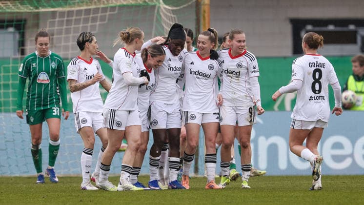 Spielerinnen von Eintracht Frankfurt mit Torjubel, Jubel, jubeln, jubelt, optimistisch, Spielszene, Highlight, Freude über das Tor zum 0:1, DIE DFB-RICHTLINIEN UNTERSAGEN JEGLICHE NUTZUNG VON FOTOS ALS SEQUENZBILDER UND ODER VIDEOÄHNLICHE FOTOSTRECKEN. DFB REGULATIONS PROHIBIT ANY USE OF PHOTOGRAPHS AS IMAGE SEQUENCES AND OR QUASI-VIDEO., 14.03.2026, Bremen (Deutschland), Fussball, Google Pixel Frauen-Bundesliga, SV Werder Bremen - Eintracht Frankfurt