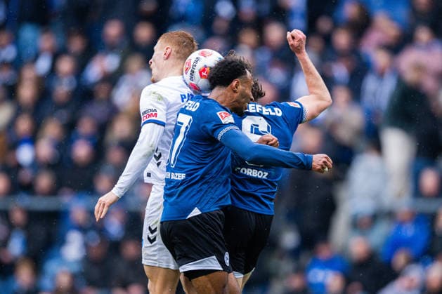 14.03.2026 - Fußball, 2025 2026, 2. Bundesliga, 26. Spieltag, DSC Arminia Bielefeld - SC Paderborn 07: (L-R) Laurin Curda (Paderborn), Noah Joel Sarenren Bazee (Bielefeld), Mael Corboz (Bielefeld) DFL REGULATIONS PROHIBIT ANY USE OF PHOTOGRAPHS AS IMAGE SEQUENCES AND OR QUASI-VIDEO.