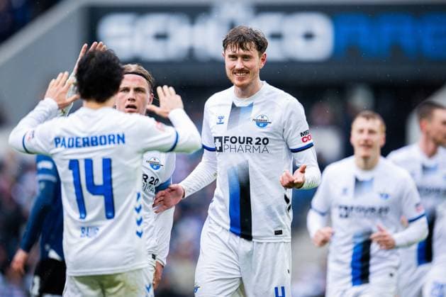 14.03.2026 - Fußball, 2025 2026, 2. Bundesliga, 26. Spieltag, DSC Arminia Bielefeld - SC Paderborn 07: (R) Calvin Brackelmann (Paderborn) jubelt nach seinem vermeintlichen Tor zum 1:1 mit (L-M) Mika Baur (Paderborn), Felix Götze (Paderborn) DFL REGULATIONS PROHIBIT ANY USE OF PHOTOGRAPHS AS IMAGE SEQUENCES AND OR QUASI-VIDEO.