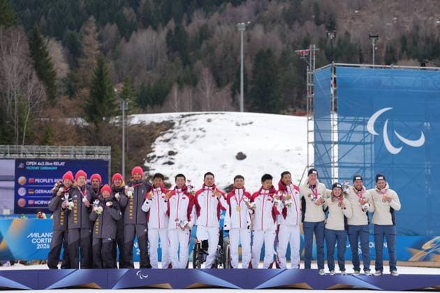 (260314) -- TESERO, March 14, 2026 -- Gold medalists team China (C), silver medalists team Germany (L) and bronze medalists team Norway pose for photos during the awarding ceremony of the para cross-country skiing open 4x2.5km relay at the Milan-Cortina 2026 Paralympic Winter games, Winterspiele,Spiele, Summer games in Tesero, Italy, March 14, 2026. ) (SP)ITALY-TESERO-PARALYMPIC WINTER GAMES-PARA CROSS-COUNTRY SKIING-OPEN 4X2.5KM RELAY LianxZhen 