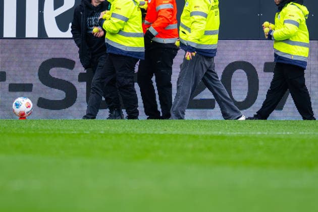 14.03.2026 - Fußball, 2025 2026, 2. Bundesliga, 26. Spieltag, DSC Arminia Bielefeld - SC Paderborn 07: Ordner mit Tennisbällen, die Fans von Paderborn auf das Spielfeld geworfen haben DFL REGULATIONS PROHIBIT ANY USE OF PHOTOGRAPHS AS IMAGE SEQUENCES AND OR QUASI-VIDEO.