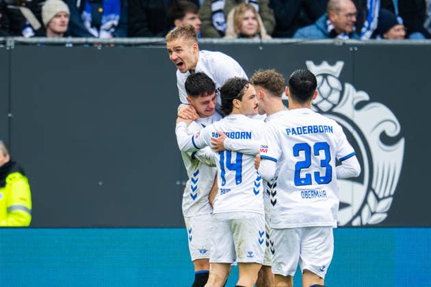 14.03.2026 - Fußball, 2025 2026, 2. Bundesliga, 26. Spieltag, DSC Arminia Bielefeld - SC Paderborn 07: Jubeltraube nach dem Tor zum 1:1 von Stefano Marino (Paderborn), (OBEN) Filip Bilbija (Paderborn) DFL REGULATIONS PROHIBIT ANY USE OF PHOTOGRAPHS AS IMAGE SEQUENCES AND OR QUASI-VIDEO.