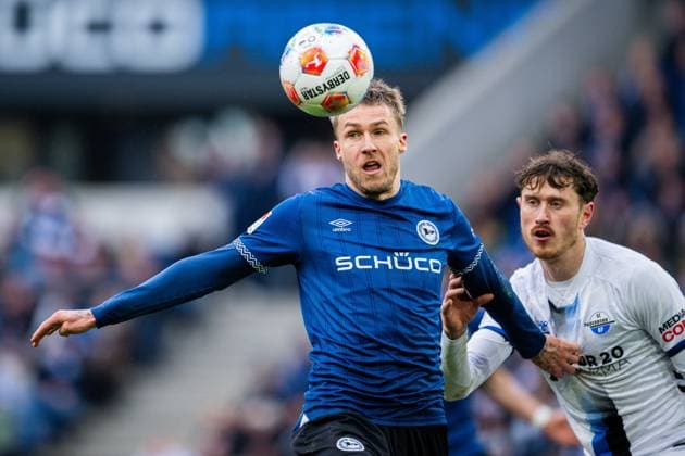 14.03.2026 - Fußball, 2025 2026, 2. Bundesliga, 26. Spieltag, DSC Arminia Bielefeld - SC Paderborn 07: (L-R) Joel Grodowski (Bielefeld), Calvin Brackelmann (Paderborn) DFL REGULATIONS PROHIBIT ANY USE OF PHOTOGRAPHS AS IMAGE SEQUENCES AND OR QUASI-VIDEO.