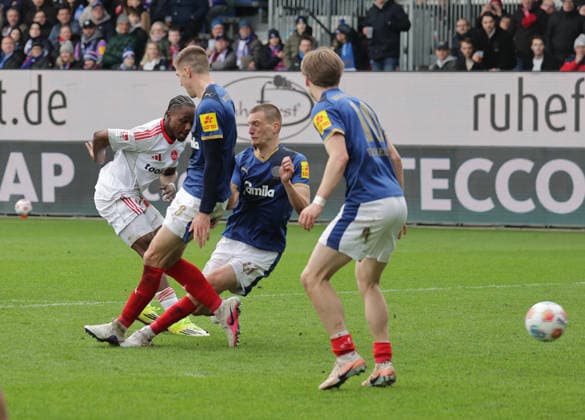 Hier erzielt Mohamed Ali Zoma (1.FC Nuernberg) das Tor zum 2-3 Fussball, Herren, Saison 2025 2026, 2.BL, Holstein Stadion, Holstein Kiel gegen 1.FC Nuernberg DFL REGULATIONS PROHIBIT ANY USE OF PHOTOGRAPHS AS IMAGE SEQUENCES AND OR QUASI-VIDEO.