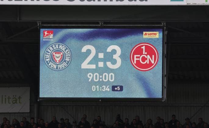 14.03.2026 - Fussball - Saison 2025 2026 - 2. Fussball - Bundesliga - 26. Spieltag: Holstein Kiel KSV Kieler Sportvereinigung Holstein von 1900 ( Störche ) - 1. FC Nürnberg FCN ( Club ) - Sportfoto Zink DaMa - xdaxmax - DFL regulations prohibit any use of photographs as image sequences and or quasi-video - only for editorial use - Symbolbild Symbolfoto Feature Impression - Anzeigentafel mit Endstand 2:3 für den FCN