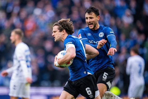 14.03.2026 - Fußball, 2025 2026, 2. Bundesliga, 26. Spieltag, DSC Arminia Bielefeld - SC Paderborn 07: (L-R) Mael Corboz (Bielefeld) jubelt nach seinem Tor zum 2:2 mit Maximilian Bauer (Bielefeld) DFL REGULATIONS PROHIBIT ANY USE OF PHOTOGRAPHS AS IMAGE SEQUENCES AND OR QUASI-VIDEO.