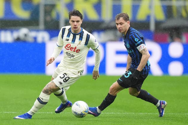 Atalanta s Nicola Zelewski and Inter Milan™s Nicolo Barella during the Serie A soccer match between Inter and Atalanta at the San Siro Stadium in Milan , north Italy - Saturday , March 14 , 2026. - Soccer .  Copyright: xSpada LaPressex