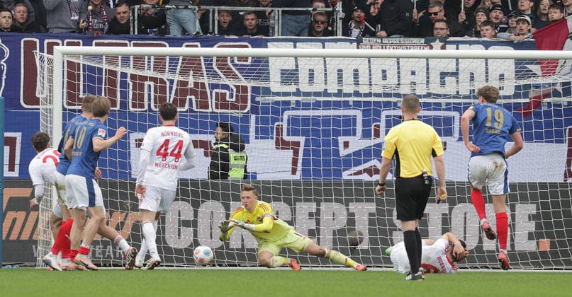 Letzte Chance fuer Kiel, Torschuss Phil Harres (Holstein Kiel) scheitert an Torhueter Jan Reichert (1.FC Nuernberg) Fussball, Herren, Saison 2025 2026, 2.BL, Holstein Stadion, Holstein Kiel gegen 1.FC Nuernberg, 2-3 DFL REGULATIONS PROHIBIT ANY USE OF PHOTOGRAPHS AS IMAGE SEQUENCES AND OR QUASI-VIDEO.