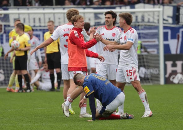 Freude bei Fin Ole Becker (1.FC Nuernberg) und seinem Team, Marko Ivezic (Holstein Kiel) enttaeuscht am Boden Fussball, Herren, Saison 2025 2026, 2.BL, Holstein Stadion, Holstein Kiel gegen 1.FC Nuernberg, 2-3 DFL REGULATIONS PROHIBIT ANY USE OF PHOTOGRAPHS AS IMAGE SEQUENCES AND OR QUASI-VIDEO.