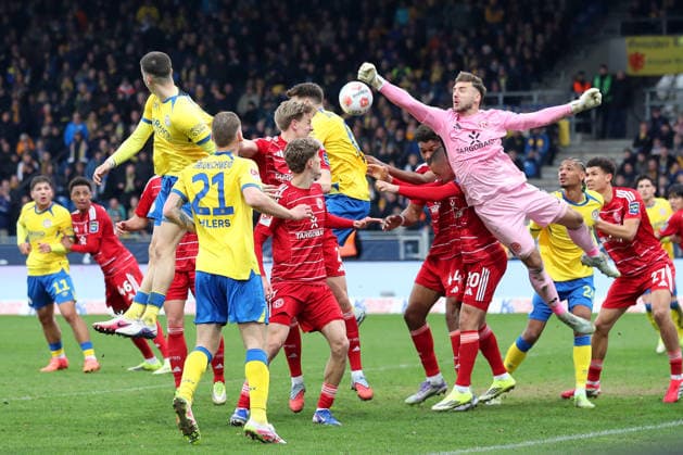 Braunschweig vs Düsseldorf, 2. BL Braunschweig, 14.03.2026, Fußball, Herren, 2. BL, Saison 2025 2026, Eintracht Braunschweig vs. Fortuna Düsseldorf: Robin Heußer (Eintracht Braunschweig), Elias Egouli (Fortuna Düsseldorf), Marin Ljubicic (Fortuna Düsseldorf), Torwart Marcel Lotka (Fortuna Düsseldorf) (DFL DFB REGULATIONS PROHIBIT ANY USE OF PHOTOGRAPHS as IMAGE SEQUENCES and or QUASI-VIDEO) Stadion an der Hamburger Straße Niedersachsen Deutschland *** Braunschweig vs Düsseldorf, 2 BL Braunschweig, 14 03 2026, Football, Men, 2 BL, Season 2025 2026, Eintracht Braunschweig vs Fortuna Düsseldorf Robin Heußer Eintracht Braunschweig , Elias Egouli Fortuna Düsseldorf , Marin Ljubicic Fortuna Düsseldorf , Goalkeeper Marcel Lotka Fortuna Düsseldorf DFL DFB REGULATIONS PROHIBIT ANY USE OF PHOTOGRAPHS as IMAGE SEQUENCES and or QUASI VIDEO Stadion an der Hamburger Straße Niedersachsen Germany