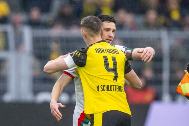 14.03.2026: Fußball: Borussia Dortmund - FC Augsburg, 26. Spieltag im Signal-Iduna-Park. Die Brüder Keven Schlotterbeck (FC Augsburg) (l) und Nico Schlotterbeck (Borussia Dortmund) umarmen sich. WICHTIGER HINWEIS: Gemäß den Vorgaben der DFL und des DFB ist es untersagt, in dem Stadion und oder vom Spiel angefertigte Fotoaufnahmen in Form von Sequenzbildern und oder videoähnlichen Fotostrecken zu verwerten bzw. verwerten zu lassen. *** 14 03 2026 Football Borussia Dortmund FC Augsburg, Matchday 26 at Signal Iduna Park The brothers Keven Schlotterbeck FC Augsburg l and Nico Schlotterbeck Borussia Dortmund embrace IMPORTANT NOTICE According to the regulations of the DFL and the DFB, it is prohibited to use or have used photographs taken in the stadium and or of the match in the form of sequential images and or video-like photo series Copyright: xDavidxInderliedx