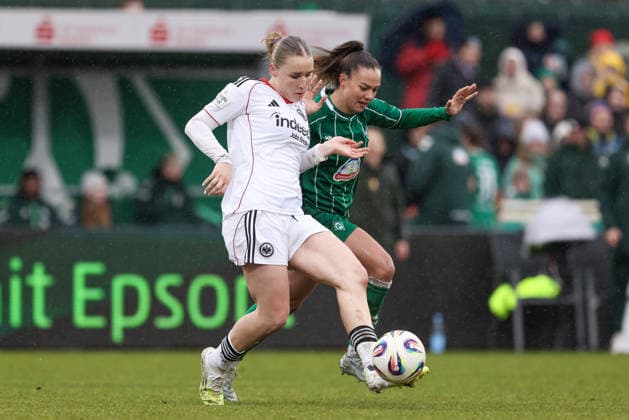 v.li.: Jella Veit (Eintracht Frankfurt, 25) und Maja Sternad (SV Werder Bremen, 11) im Zweikampf, Duell, Dynamik, Aktion, Action, Spielszene, DIE DFB-RICHTLINIEN UNTERSAGEN JEGLICHE NUTZUNG VON FOTOS ALS SEQUENZBILDER UND ODER VIDEOÄHNLICHE FOTOSTRECKEN. DFB REGULATIONS PROHIBIT ANY USE OF PHOTOGRAPHS AS IMAGE SEQUENCES AND OR QUASI-VIDEO., 14.03.2026, Bremen (Deutschland), Fussball, Google Pixel Frauen-Bundesliga, SV Werder Bremen - Eintracht Frankfurt