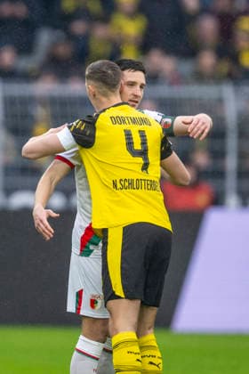 14.03.2026: Fußball: Borussia Dortmund - FC Augsburg, 26. Spieltag im Signal-Iduna-Park. Die Brüder Keven Schlotterbeck (FC Augsburg) (l) und Nico Schlotterbeck (Borussia Dortmund) umarmen sich. WICHTIGER HINWEIS: Gemäß den Vorgaben der DFL und des DFB ist es untersagt, in dem Stadion und oder vom Spiel angefertigte Fotoaufnahmen in Form von Sequenzbildern und oder videoähnlichen Fotostrecken zu verwerten bzw. verwerten zu lassen. *** 14 03 2026 Football Borussia Dortmund FC Augsburg, Matchday 26 at Signal Iduna Park The brothers Keven Schlotterbeck FC Augsburg l and Nico Schlotterbeck Borussia Dortmund embrace IMPORTANT NOTICE According to the regulations of the DFL and the DFB, it is prohibited to use or have used photographs taken in the stadium and or of the match in the form of sequential images and or video-like photo series Copyright: xDavidxInderliedx