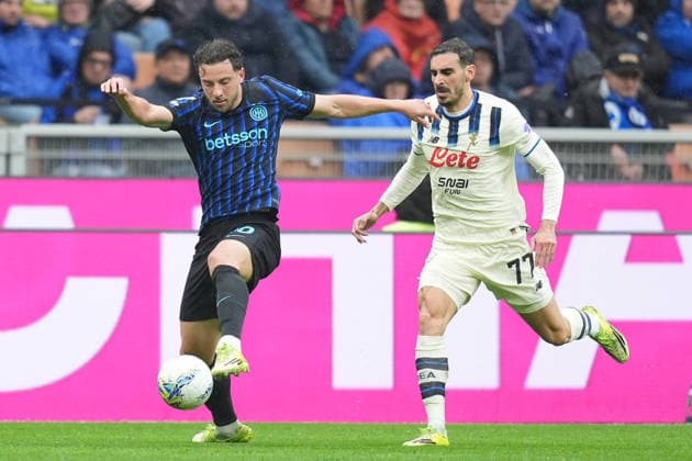 Inter Milan s Carlos Augusto fights for the ball with Atalanta™s Davide Zappacosta during the Serie A soccer match between Inter and Atalanta at the San Siro Stadium in Milan , north Italy - Saturday , March 14 , 2026. - Soccer .  Copyright: xSpada LaPressex