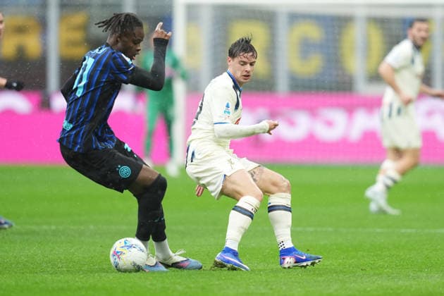 Inter Milan s Yann Bisseck fights for the ball with Atalanta s Nicola Zalewski during the Serie A soccer match between Inter and Atalanta at the San Siro Stadium in Milan , north Italy - Saturday , March 14 , 2026. - Soccer .  Copyright: xSpada LaPressex