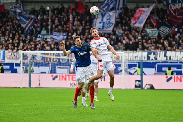 14.03.2026, Fußball, Herren, 2.BL (Bundesliga), Saison 2025 2026, Holstein Kiel - 1. FC Nürnberg, 26. Spieltag Jonas Meffert gegen Adam Markhiyev Kiel, Holstein-Stadion Holstein-Stadion Schleswig-Holstein Deutschland