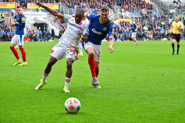 14.03.2026, Fußball, Herren, 2.BL (Bundesliga), Saison 2025 2026, Holstein Kiel - 1. FC Nürnberg, 26. Spieltag Jonas Meffert gegen Mohamed Ali Zoma Kiel, Holstein-Stadion Holstein-Stadion Schleswig-Holstein Deutschland