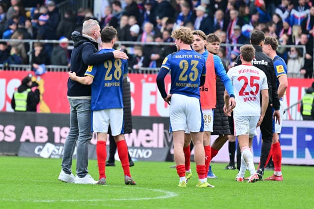 14.03.2026, Fußball, Herren, 2.BL (Bundesliga), Saison 2025 2026, Holstein Kiel - 1. FC Nürnberg, 26. Spieltag Trainer Tim Walter (Kiel) bei seinen Spielern nach dem Spiel Kiel, Holstein-Stadion Holstein-Stadion Schleswig-Holstein Deutschland