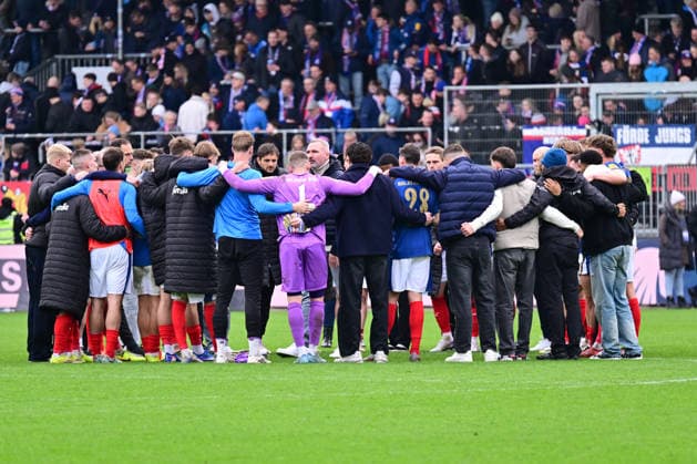 14.03.2026, Fußball, Herren, 2.BL (Bundesliga), Saison 2025 2026, Holstein Kiel - 1. FC Nürnberg, 26. Spieltag Trainer Tim Walter (Kiel) bei seinen Spielern nach dem Spiel im Kreis Kiel, Holstein-Stadion Holstein-Stadion Schleswig-Holstein Deutschland
