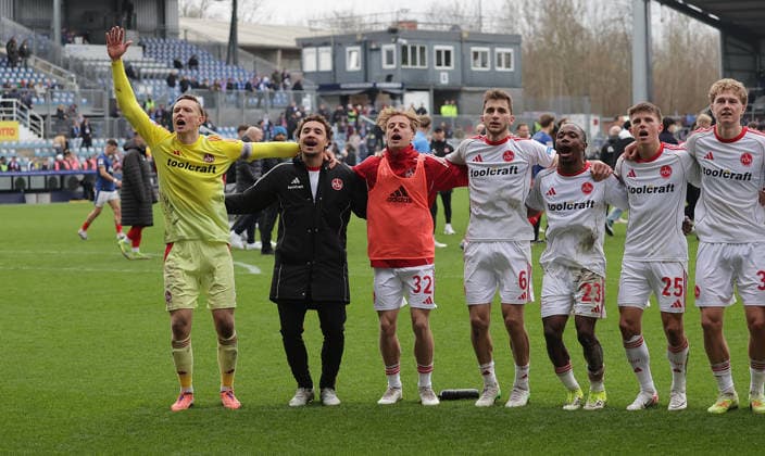 Torhueter Jan Reichert (1.FC Nuernberg) und Team feiern den Sieg Fussball, Herren, Saison 2025 2026, 2.BL, Holstein Stadion, Holstein Kiel gegen 1.FC Nuernberg, 2-3 DFL REGULATIONS PROHIBIT ANY USE OF PHOTOGRAPHS AS IMAGE SEQUENCES AND OR QUASI-VIDEO.