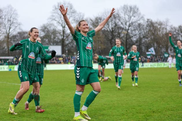 v.li.: Larissa Mühlhaus (SV Werder Bremen, 7) und Torschützin Medina Desic (SV Werder Bremen, 9) mit Torjubel, Jubel, jubeln, jubelt, optimistisch, Spielszene, Highlight, Freude über das Tor zum 4:2, DIE DFB-RICHTLINIEN UNTERSAGEN JEGLICHE NUTZUNG VON FOTOS ALS SEQUENZBILDER UND ODER VIDEOÄHNLICHE FOTOSTRECKEN. DFB REGULATIONS PROHIBIT ANY USE OF PHOTOGRAPHS AS IMAGE SEQUENCES AND OR QUASI-VIDEO., 14.03.2026, Bremen (Deutschland), Fussball, Google Pixel Frauen-Bundesliga, SV Werder Bremen - Eintracht Frankfurt *** from left Larissa Mühlhaus SV Werder Bremen, 7 and goal scorer Medina Desic SV Werder Bremen, 9 with goal celebration, jubilation, cheering, optimistic, game scene, highlight, joy about the goal to make it 4 2, THE DFB REGULATIONS PROHIBIT ANY USE OF PHOTOGRAPHS AS IMAGE SEQUENCES AND OR QUASI VIDEO , 14 03 2026, Bremen Germany , Football, Google Pixel Womens Bundesliga, SV Werder Bremen Eintracht Frankfurt xobx