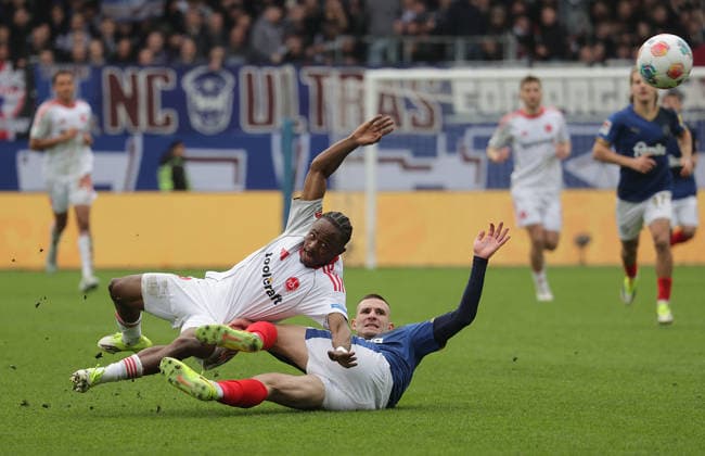 Duell zwischen Mohamed Ali Zoma (1.FC Nuernberg) und David Zec (Holstein Kiel) Fussball, Herren, Saison 2025 2026, 2.BL, Holstein Stadion, Holstein Kiel gegen 1.FC Nuernberg, 2-3 DFL REGULATIONS PROHIBIT ANY USE OF PHOTOGRAPHS AS IMAGE SEQUENCES AND OR QUASI-VIDEO.