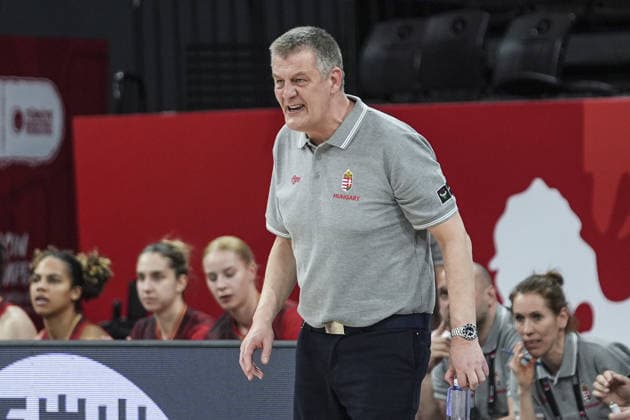 Australia v Hungary - FIBA Women World Cup Qualifiers ISTANBUL, TURKIYE - MARCH 14: Head coach Peter Volgyi of Hungary gives tactics to his players during the FIBA Women World Cup Qualifiers Group C match between Australia and Hungary at the Turkcell Basketball Development Center in Istanbul, Turkiye on March 14, 2026. Beyza Comert Anadolu Istanbul Turkey. Editorial use only. Please get in touch for any other usage.  Copyright: x2026xAnadoluxBeyzaxComertx