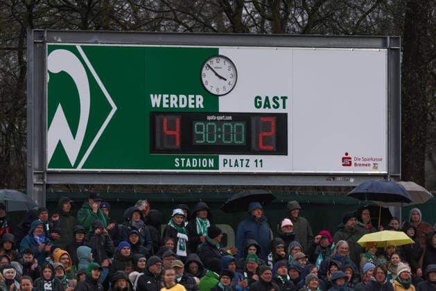Die Anzeigetafel zeigt den Spielstand von 4:2 an, Ergebnis, Zwischenergebnis, Endergebnis, Endstand, Tore, Videowall, Videowand, Anzeige, DIE DFB-RICHTLINIEN UNTERSAGEN JEGLICHE NUTZUNG VON FOTOS ALS SEQUENZBILDER UND ODER VIDEOÄHNLICHE FOTOSTRECKEN. DFB REGULATIONS PROHIBIT ANY USE OF PHOTOGRAPHS AS IMAGE SEQUENCES AND OR QUASI-VIDEO., 14.03.2026, Bremen (Deutschland), Fussball, Google Pixel Frauen-Bundesliga, SV Werder Bremen - Eintracht Frankfurt