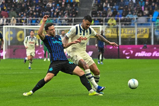 Carlos Augusto and Gianluca Scamacca in action during the Serie A football match between FC Internazionale Milano and Atalanta BC at San Siro Stadium on in Milan, Italy.  Copyright: xAndreaxRosito IPAxSportx xipa-agency.netx xx IPA_72861561 IPA_Agency_IPA72861561