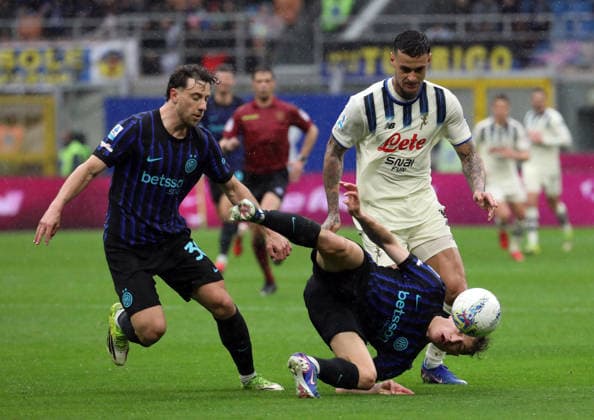 March 14, 2026, Milan, MILAN: Inter Milan™s Carlos Augusto (L) and his teammate Niccolo™ Barella (C) challenges for the ball with Atalanta™s Gianluca Scamacca during the Italian serie A soccer match between Inter and Atalanta at Giuseppe Meazza stadium in Milan, 14 March 2026..ANSA MATTEO BAZZI. Soccer; Serie A: Inter Vs Atalanta  - ZUMAa110 20260314_zaf_a110_020 Copyright: xMatteoxBazzix