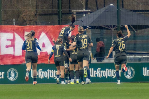 Deutschland, Google Pixel Frauen-Bundesliga, Saison 2025 2026, 20. Spieltag, Trainingszentrum Cottaweg, RB Leipzig vs 1.FC Union Berlin, Torjubel nach dem Tor zum 0:1 für 1.FC Union Berlin, Eurlings Hannah (1. FC Union Berlin, 14), Pawollek Tanja (1. FC Union Berlin, 31), Heiseler Lisa (1. FC Union Berlin, 7), Tysiak Amber (1. FC Union Berlin, 26), Steuerwald Samantha (1. FC Union Berlin, 19) Copyright: xMichellexLukax