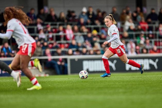 14.03.2026, GER, Frauenfußball, BL, 2025 2026, RB Leipzig - 1. FC Union Berlin Annabel Schasching (16, RB Leipzig), Freisteller, Aktion, mit Ball Leipzig Trainingszentrum der Roten Bulle Sachsen Deutschland
