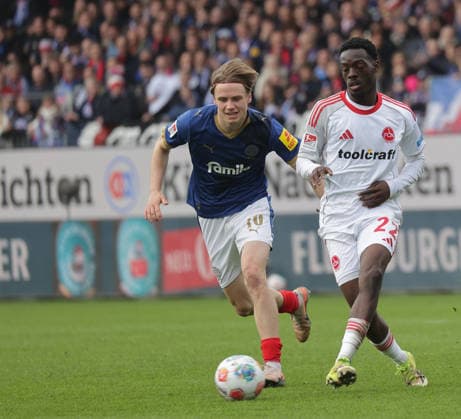 Jonas Therkelsen (Holstein Kiel), Rabba Nzingoula (1.FC Nuernberg) Fussball, Herren, Saison 2025 2026, 2.BL, Holstein Stadion, Holstein Kiel gegen 1.FC Nuernberg, 2-3 DFL REGULATIONS PROHIBIT ANY USE OF PHOTOGRAPHS AS IMAGE SEQUENCES AND OR QUASI-VIDEO.
