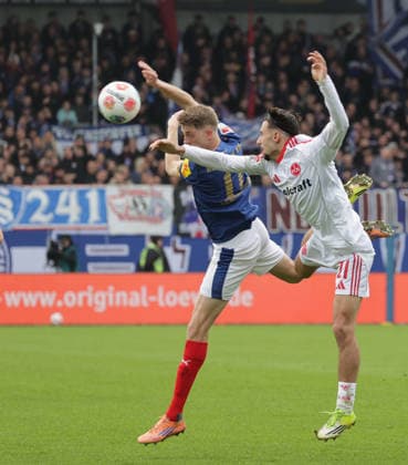 Alexander Bernhardsson (Holstein Kiel), Berkay Yilmaz (1.FC Nuernberg) Fussball, Herren, Saison 2025 2026, 2.BL, Holstein Stadion, Holstein Kiel gegen 1.FC Nuernberg, 2-3 DFL REGULATIONS PROHIBIT ANY USE OF PHOTOGRAPHS AS IMAGE SEQUENCES AND OR QUASI-VIDEO.